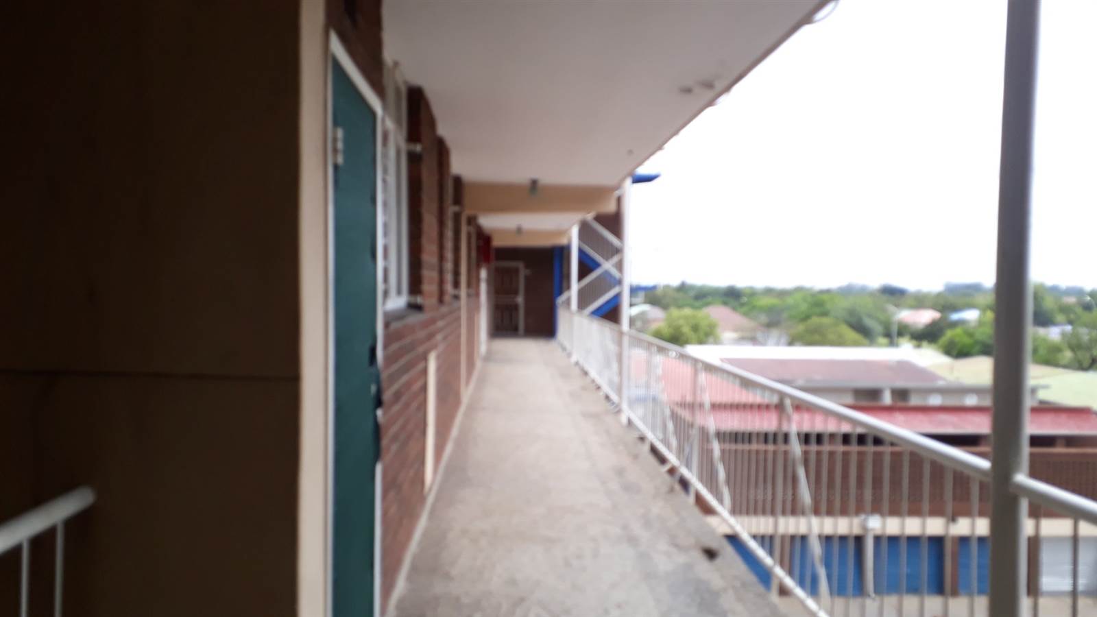 1 Bed Apartment in Vereeniging Central photo number 8