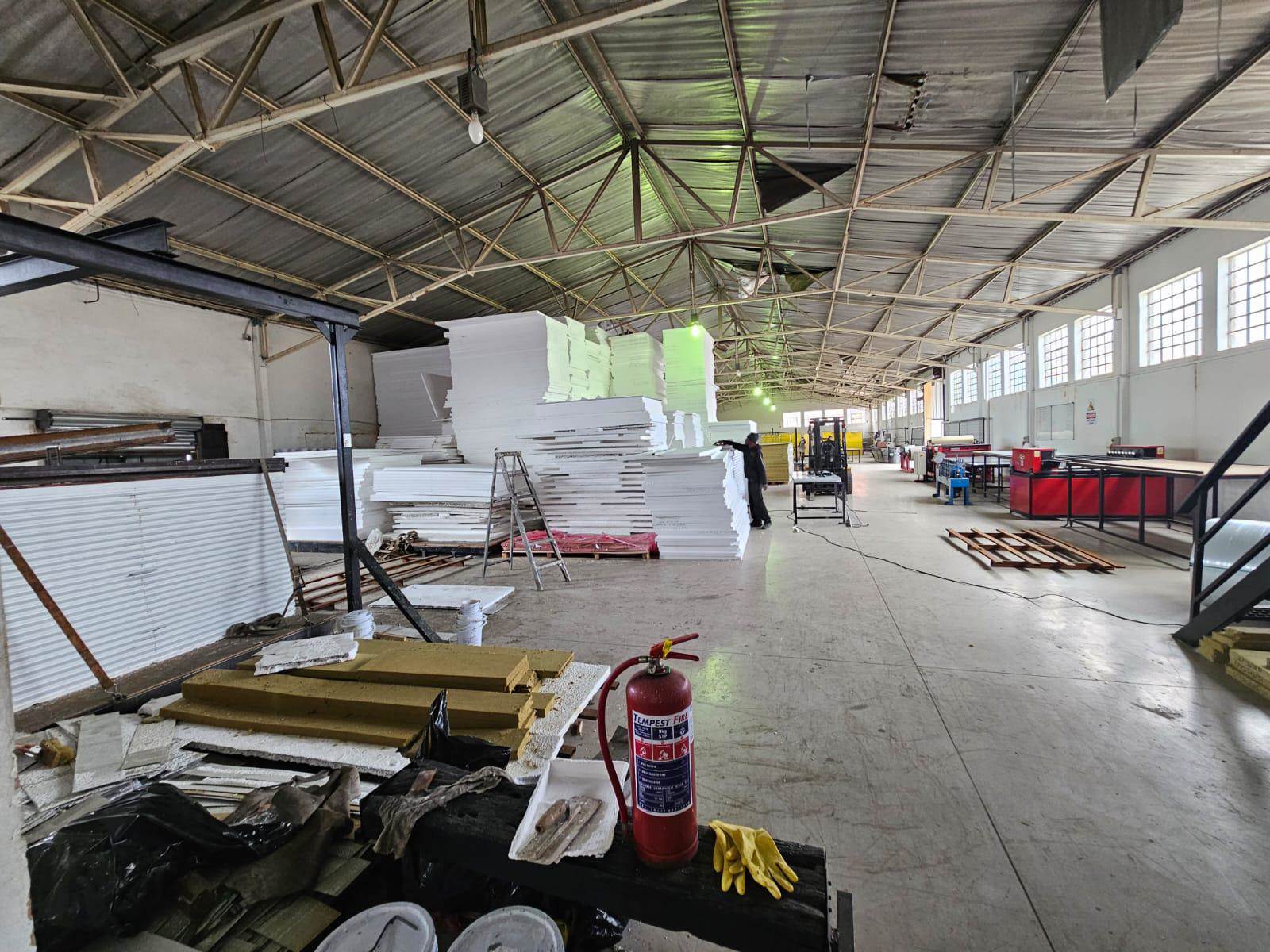 1300  m² Industrial space in Vulcania photo number 9