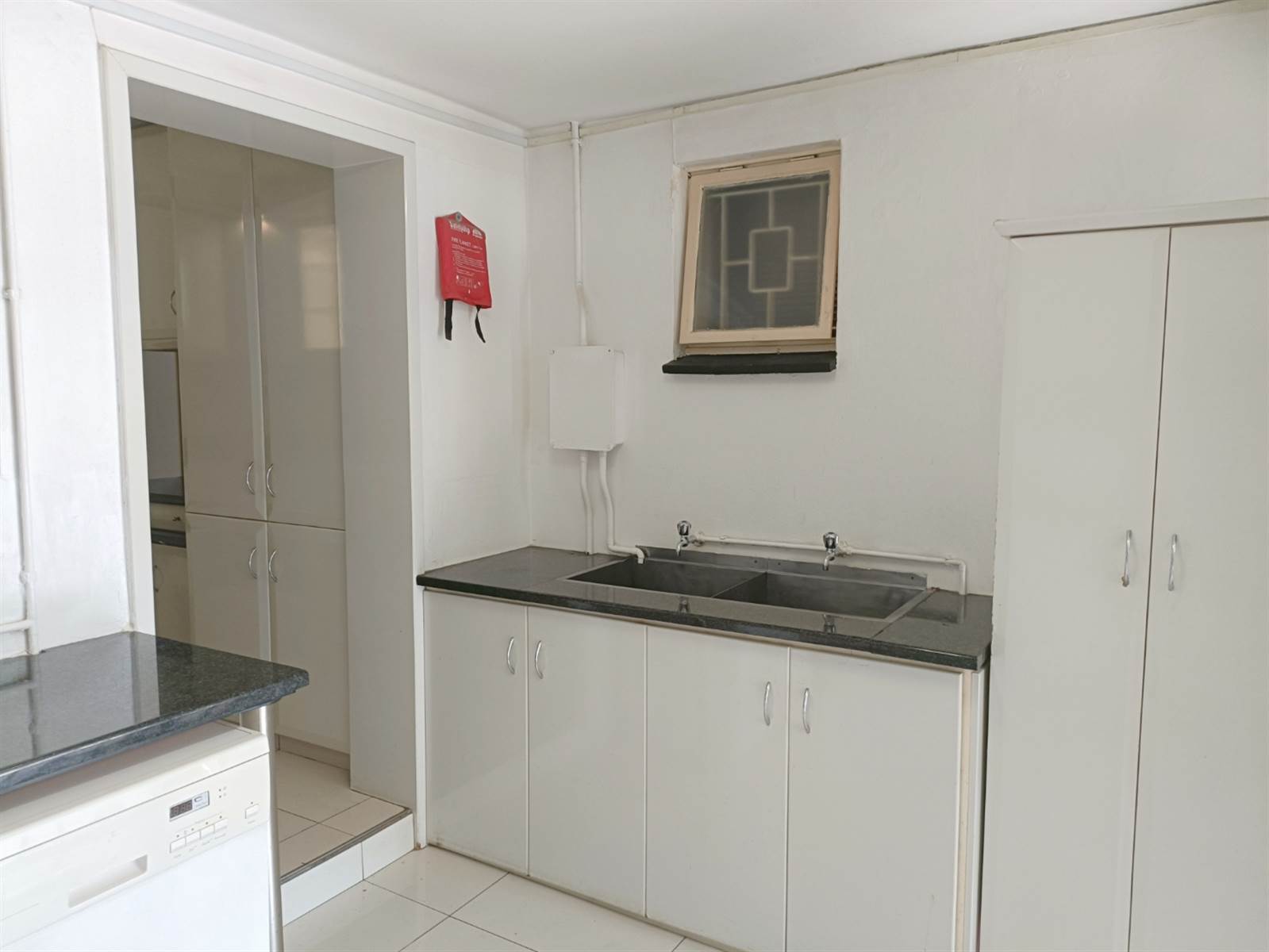 4 Bed Apartment in Umgeni Park photo number 3