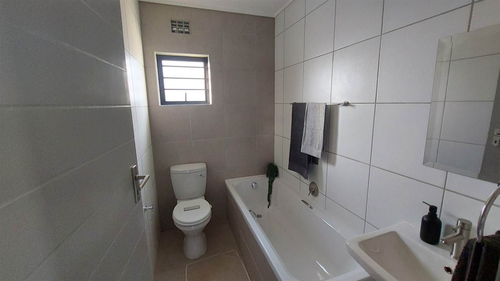 3 Bed House in Germiston Central photo number 10