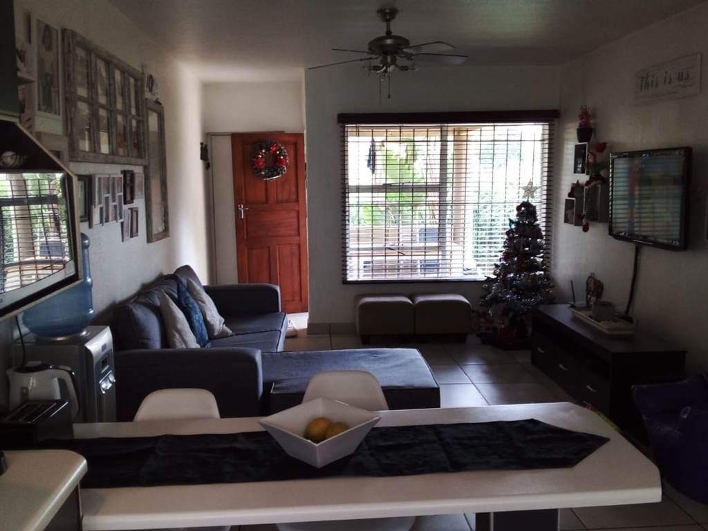 2 Bed Townhouse in Marais Steyn Park photo number 7