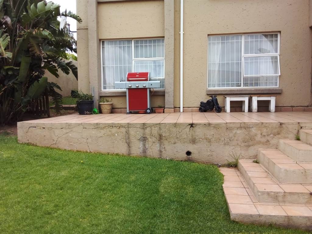 2 Bed Townhouse in Marais Steyn Park photo number 2
