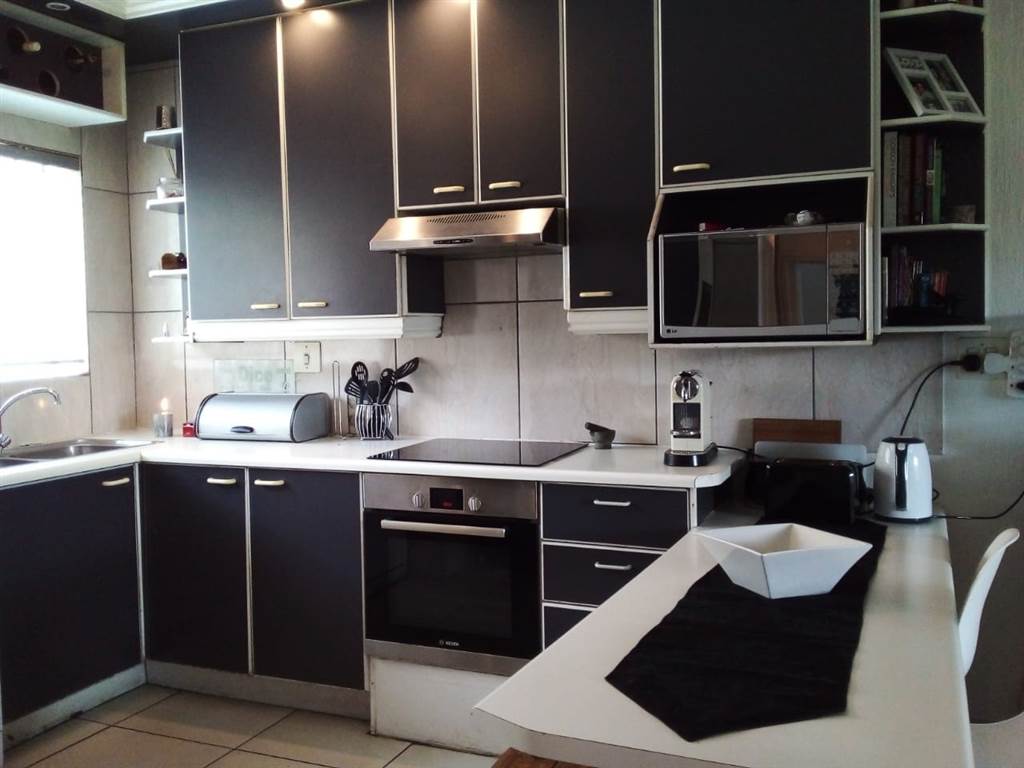 2 Bed Townhouse in Marais Steyn Park photo number 5