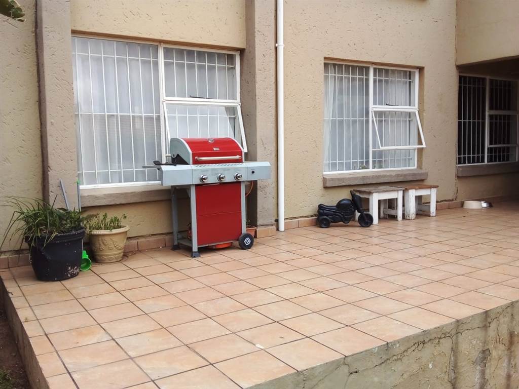2 Bed Townhouse in Marais Steyn Park photo number 4