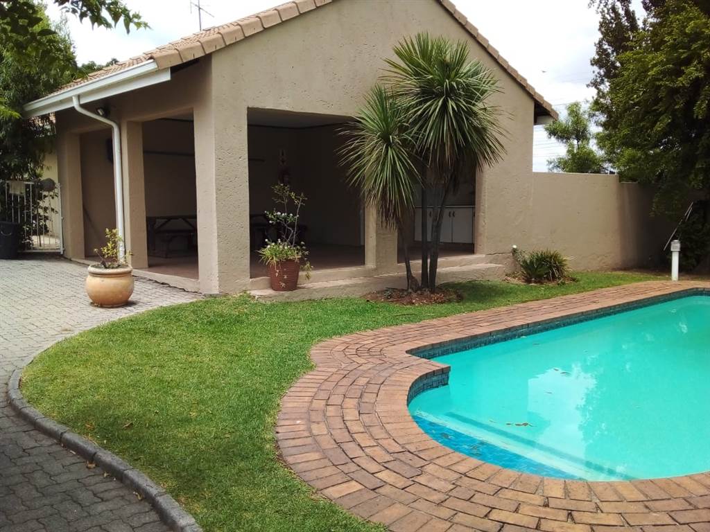 2 Bed Townhouse in Marais Steyn Park photo number 16