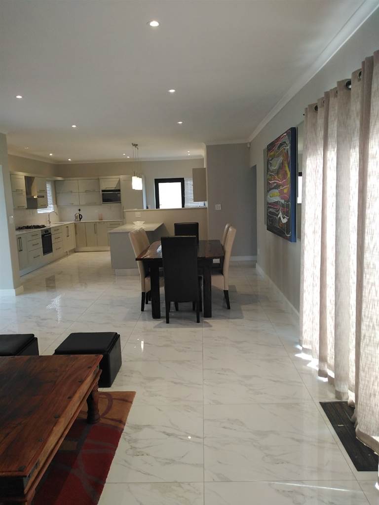 4 Bed House in Clanwilliam photo number 8