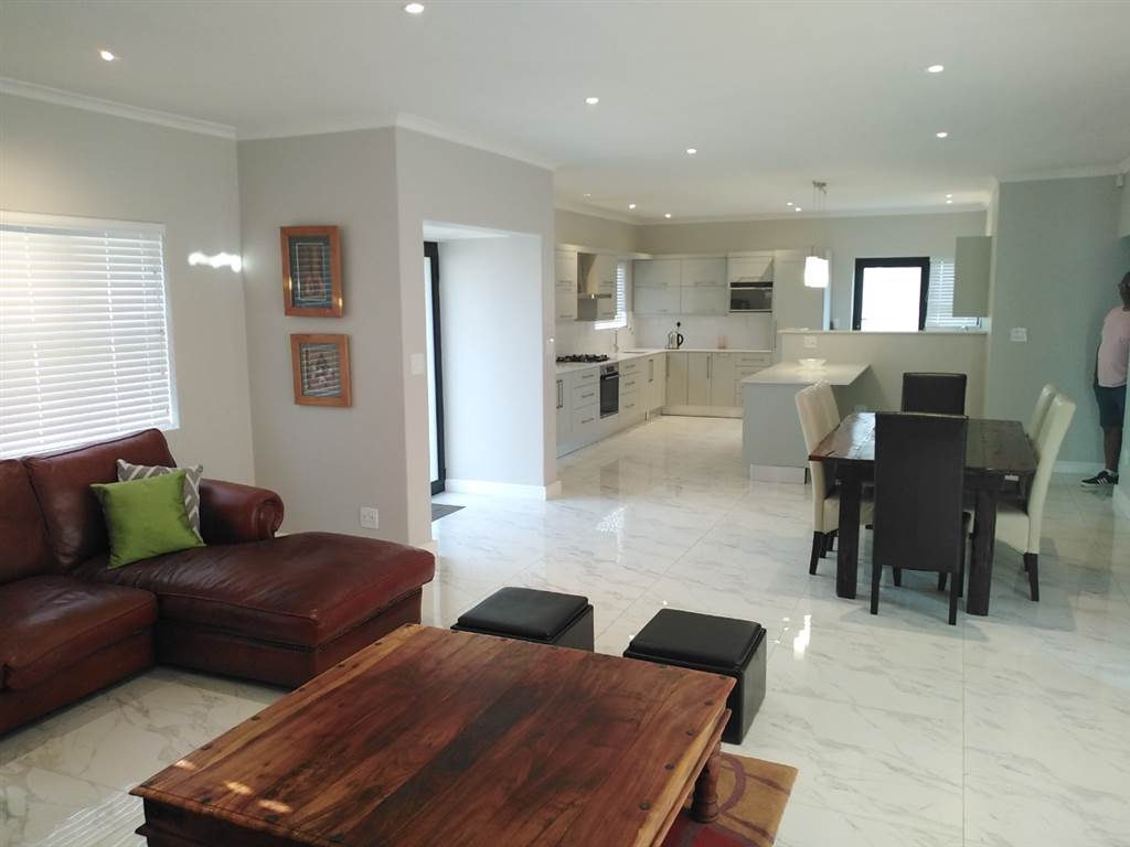 4 Bed House in Clanwilliam photo number 7
