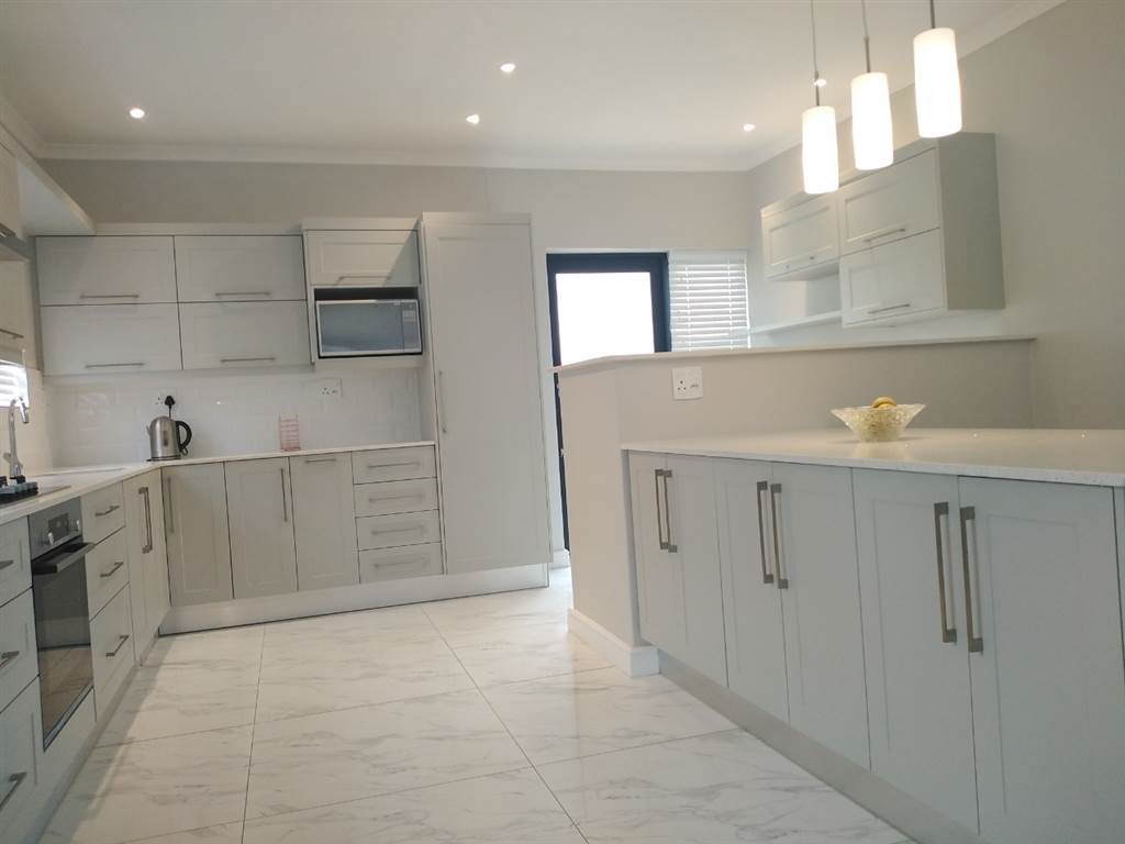 4 Bed House in Clanwilliam photo number 3