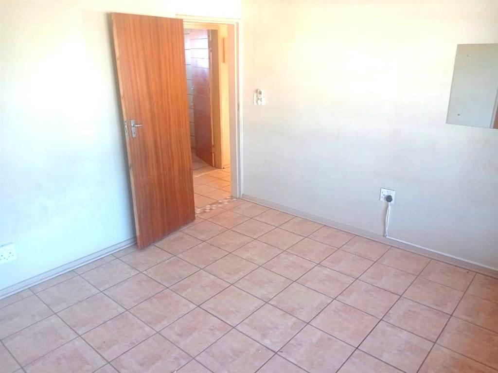 2 Bed Apartment in Olifantshoek photo number 8