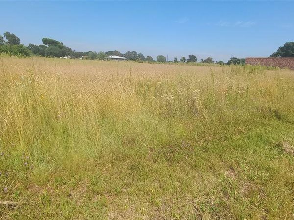 992 m² Land available in Kookrus