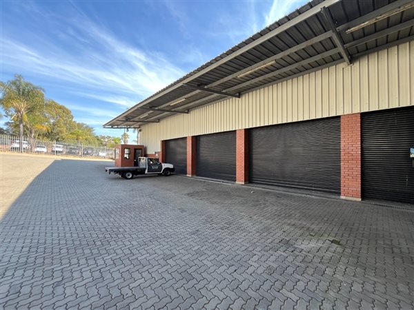 7 800  m² Commercial space