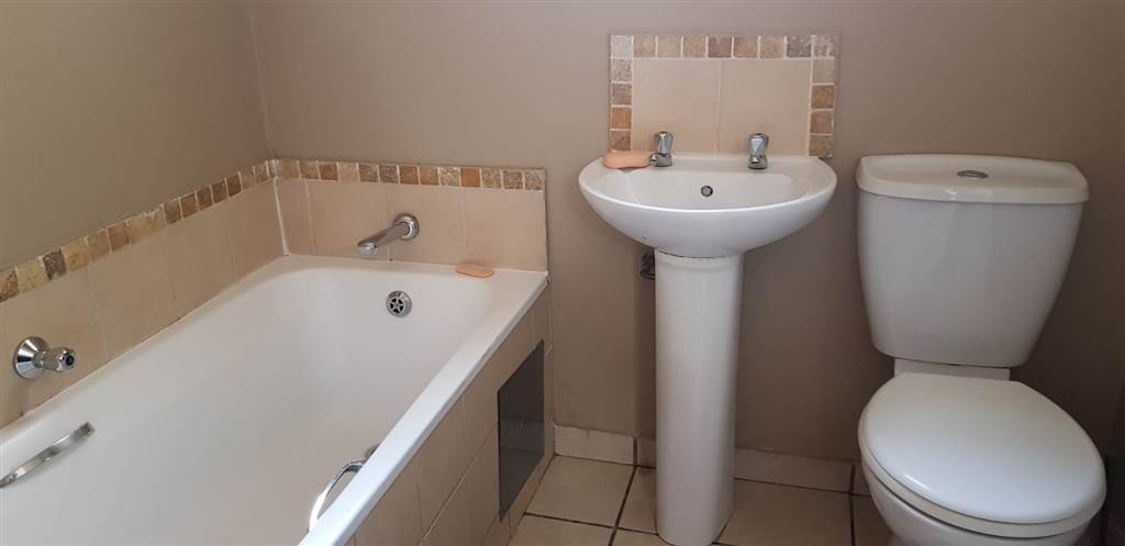 2 Bed Apartment in Kleinfontein photo number 13