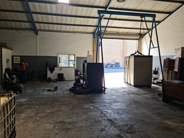 420 m² Industrial space 420 m² Industrial space