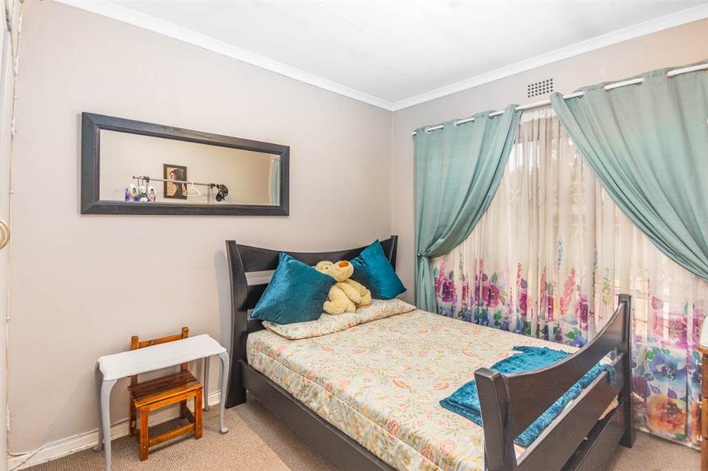 4 Bed House in Dalpark Ext 1 photo number 9
