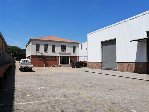 1 600  m² Commercial space