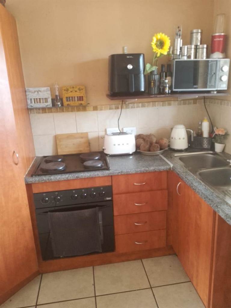 2 Bed Apartment in Kleinfontein photo number 4