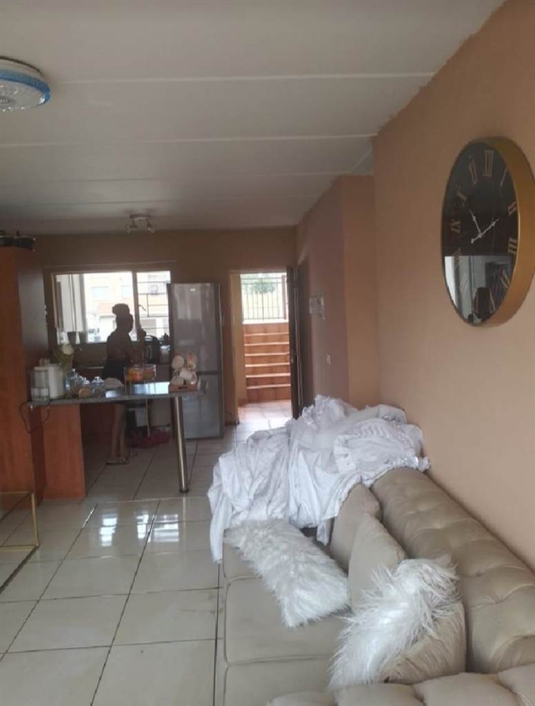 2 Bed Apartment in Kleinfontein photo number 5