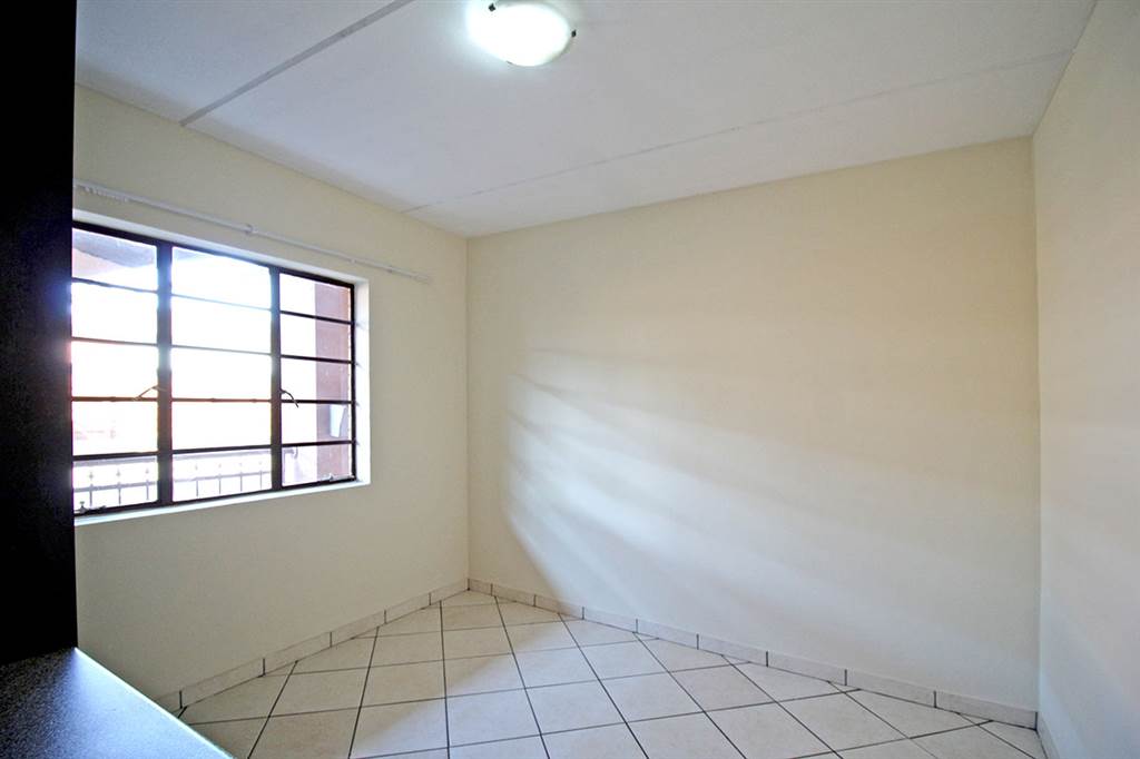 0.5 Bed House in Kempton Park Central photo number 3