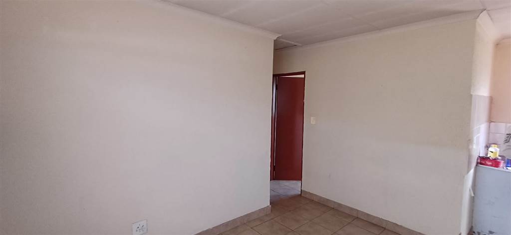 2 Bed House in Soshanguve B photo number 3