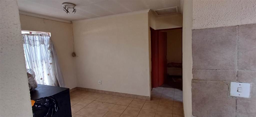 2 Bed House in Soshanguve B photo number 2