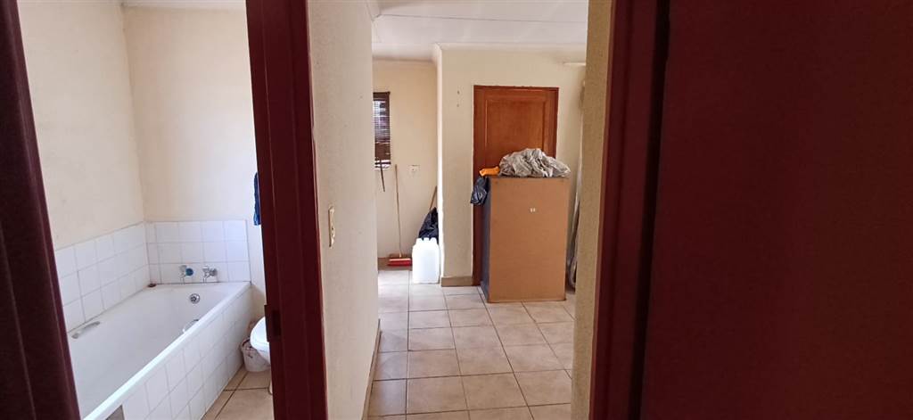 2 Bed House in Soshanguve B photo number 5