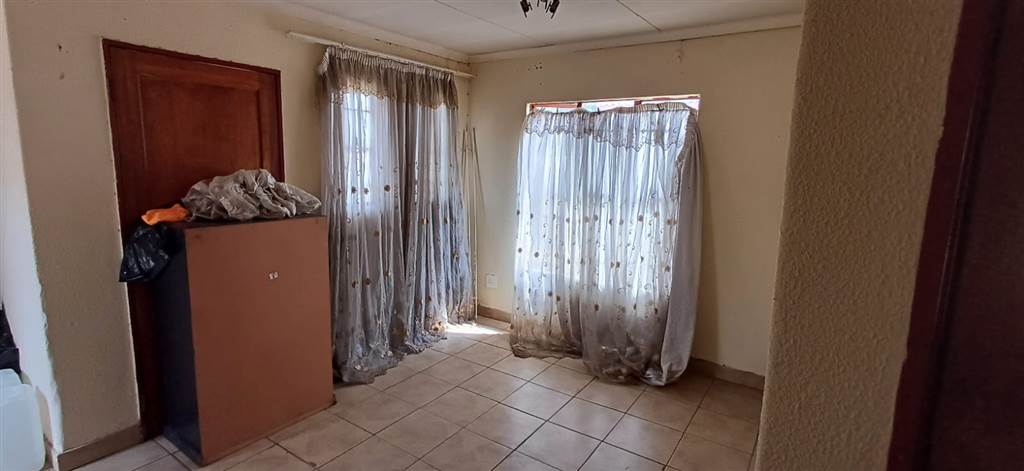 2 Bed House in Soshanguve B photo number 4