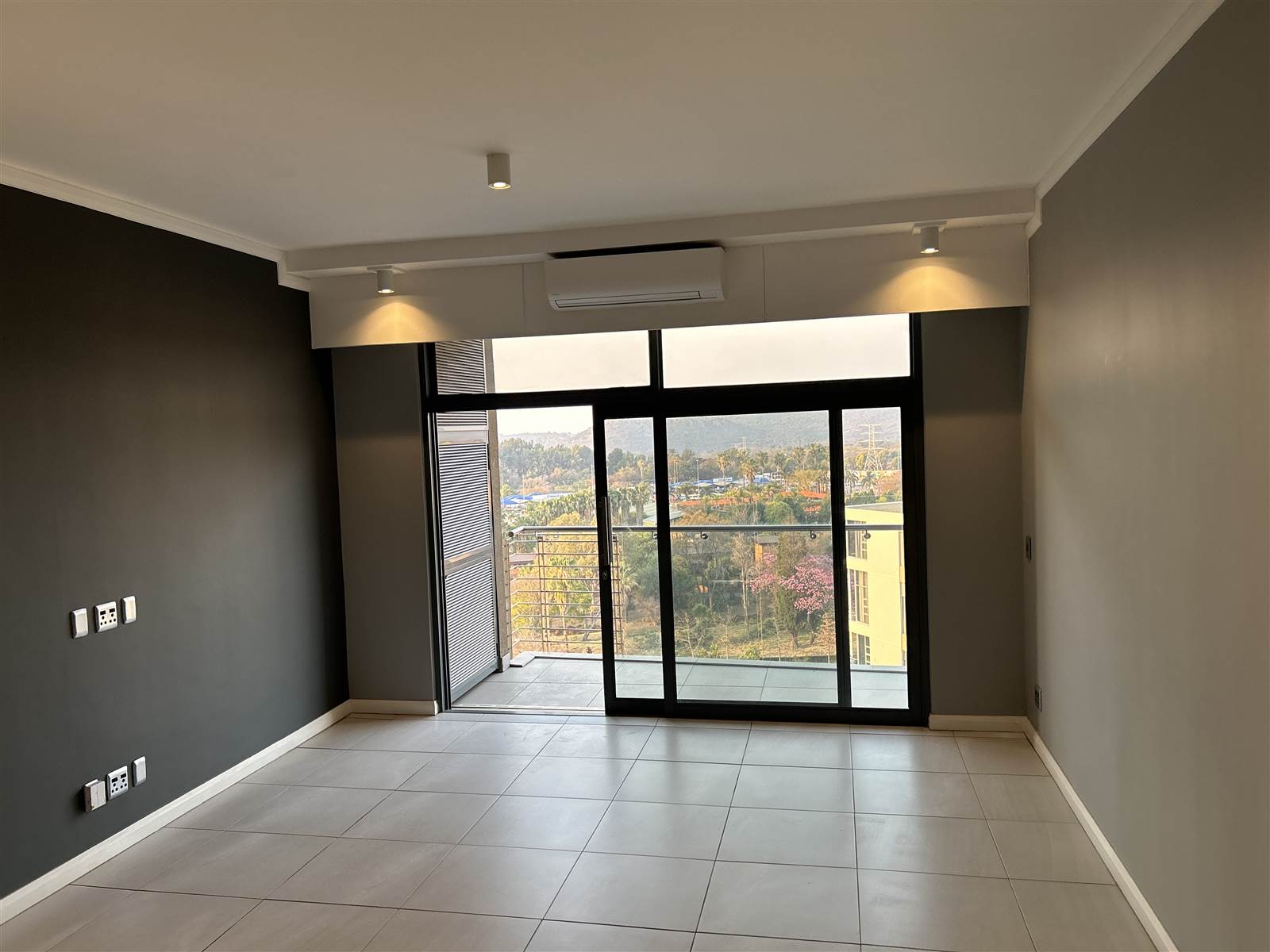 2 Bed Apartment in Menlyn photo number 6