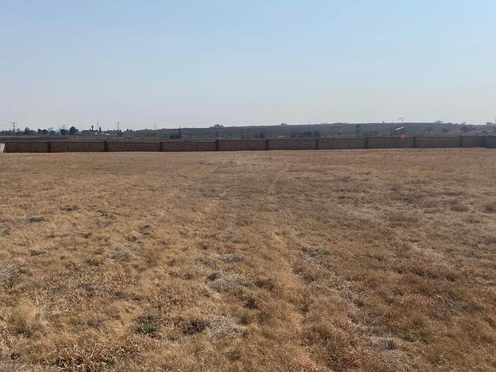 3000 m² Land available in Parkrand photo number 1