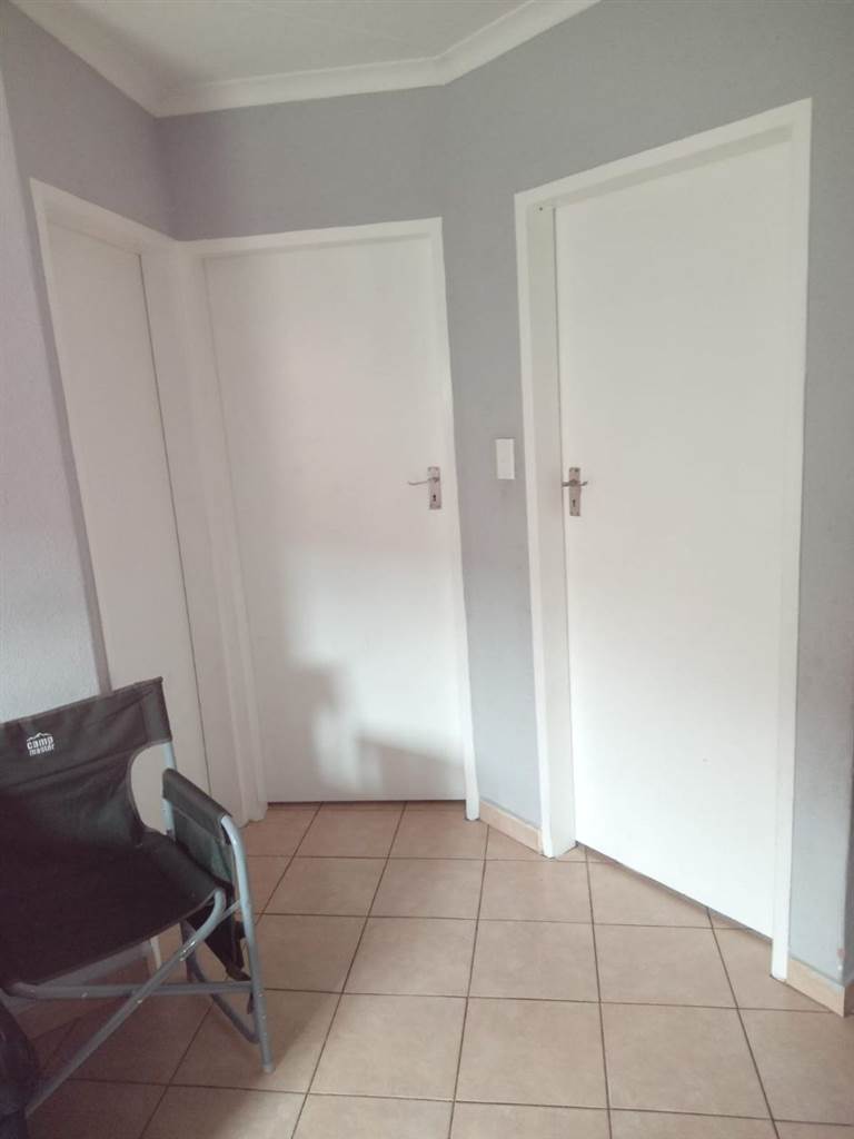 2 Bed Townhouse in Olievenhoutbosch photo number 6
