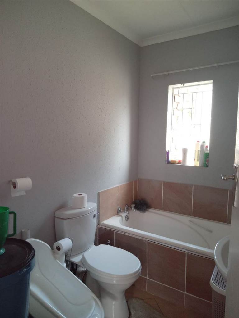 2 Bed Townhouse in Olievenhoutbosch photo number 12