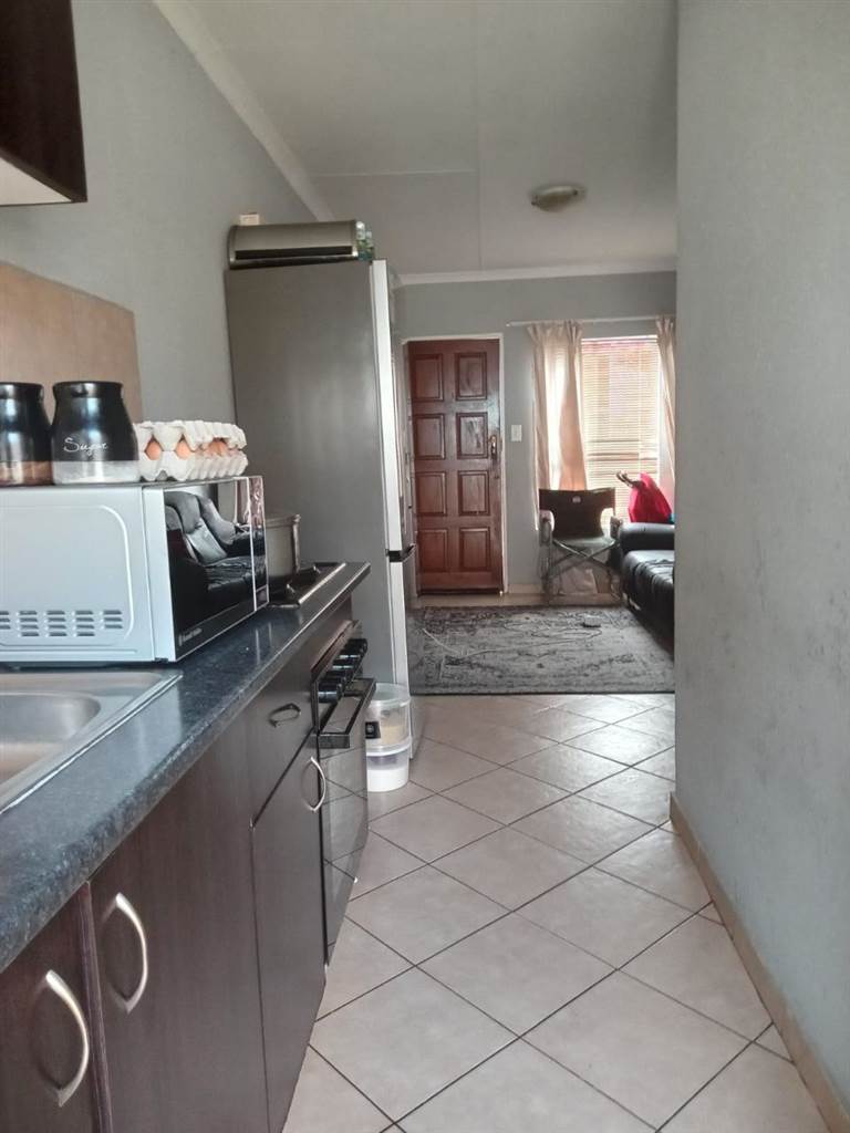 2 Bed Townhouse in Olievenhoutbosch photo number 10