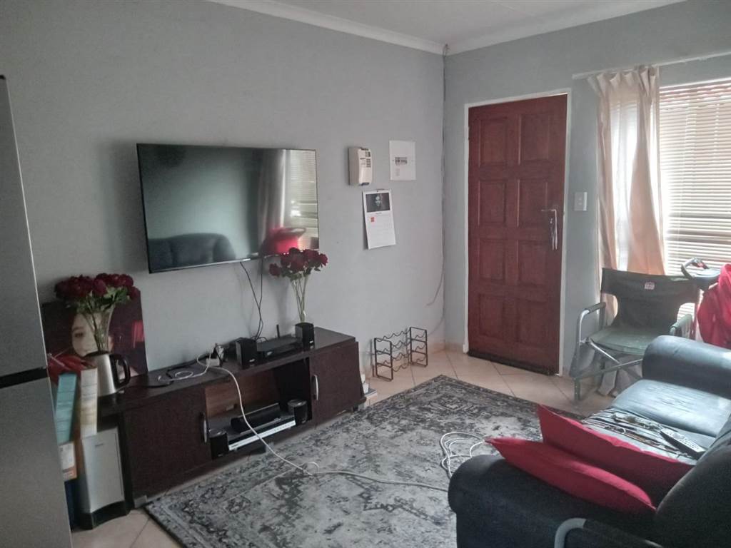 2 Bed Townhouse in Olievenhoutbosch photo number 5