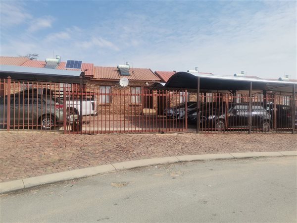 2 Bed Townhouse in Olievenhoutbosch