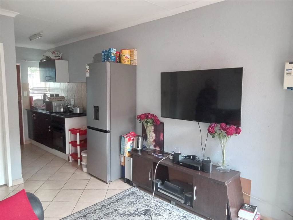 2 Bed Townhouse in Olievenhoutbosch photo number 17