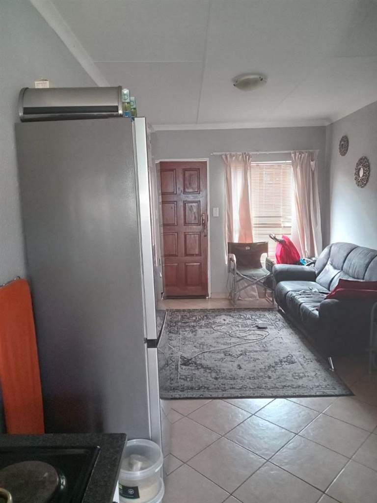 2 Bed Townhouse in Olievenhoutbosch photo number 16