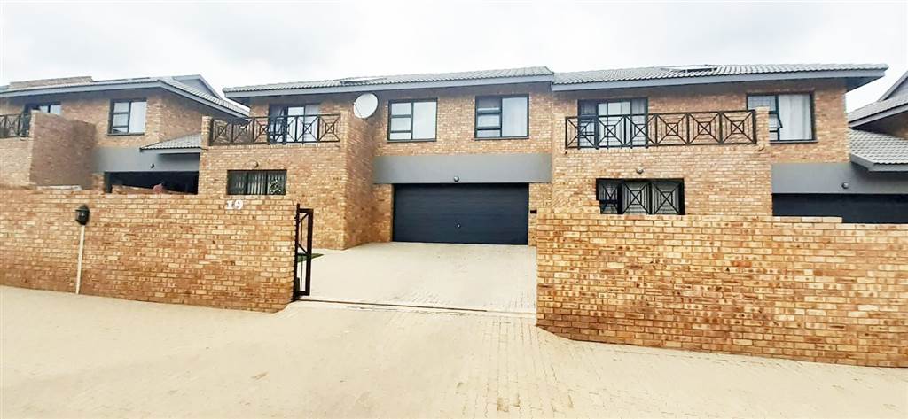 4 Bed Townhouse in Ruimsig photo number 30