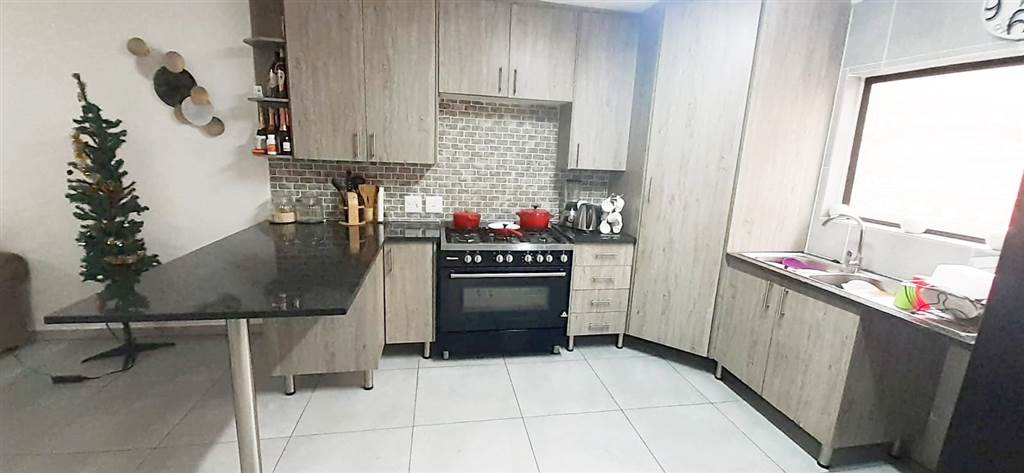 4 Bed Townhouse in Ruimsig photo number 12