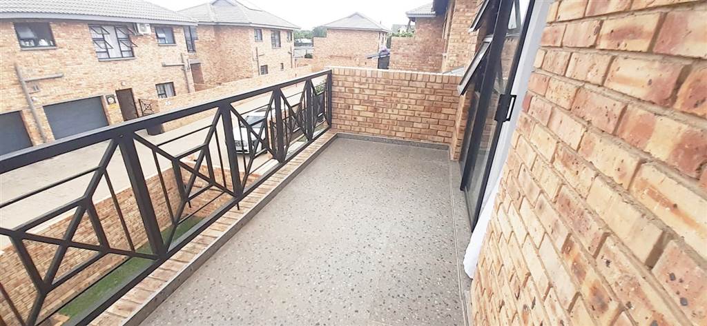 4 Bed Townhouse in Ruimsig photo number 16