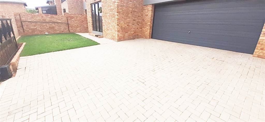 4 Bed Townhouse in Ruimsig photo number 3