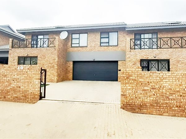 4 Bed Townhouse in Ruimsig