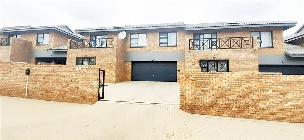 4 Bed Townhouse in Ruimsig photo number 1