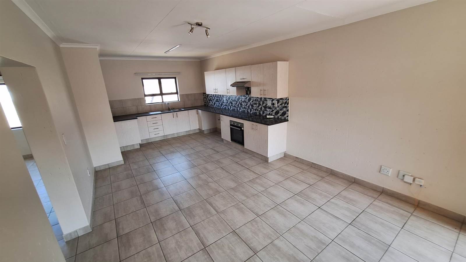 2 Bed Apartment in Beyers Park photo number 7