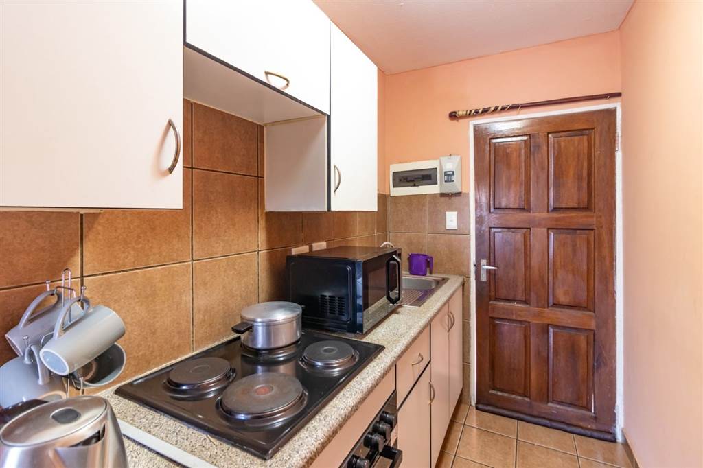 2 Bed Flat in Kempton Park Central photo number 5