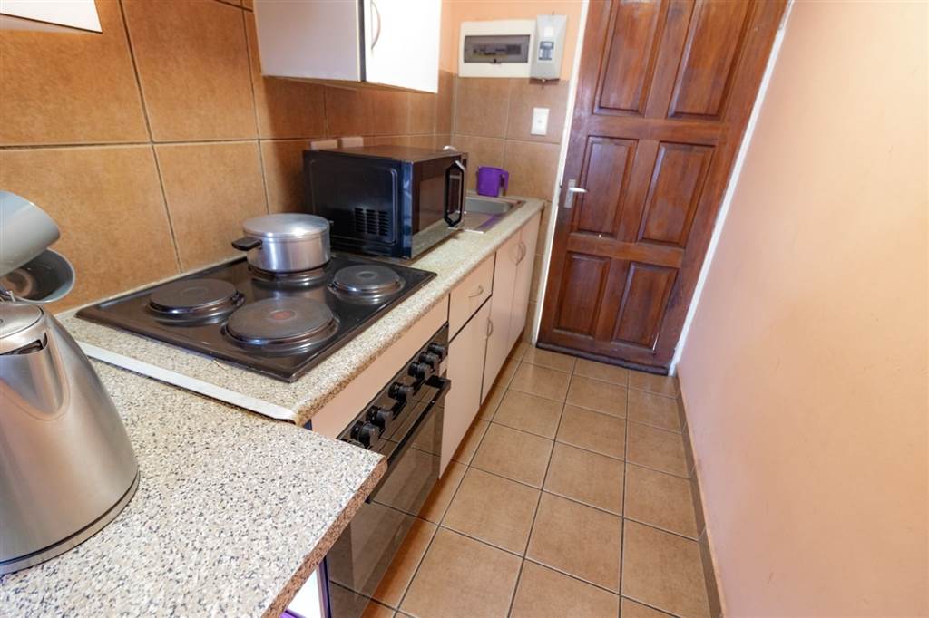 2 Bed Flat in Kempton Park Central photo number 6