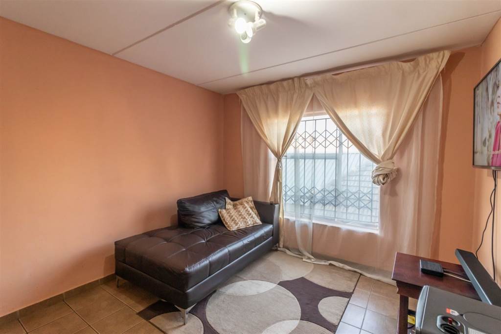 2 Bed Flat in Kempton Park Central photo number 7