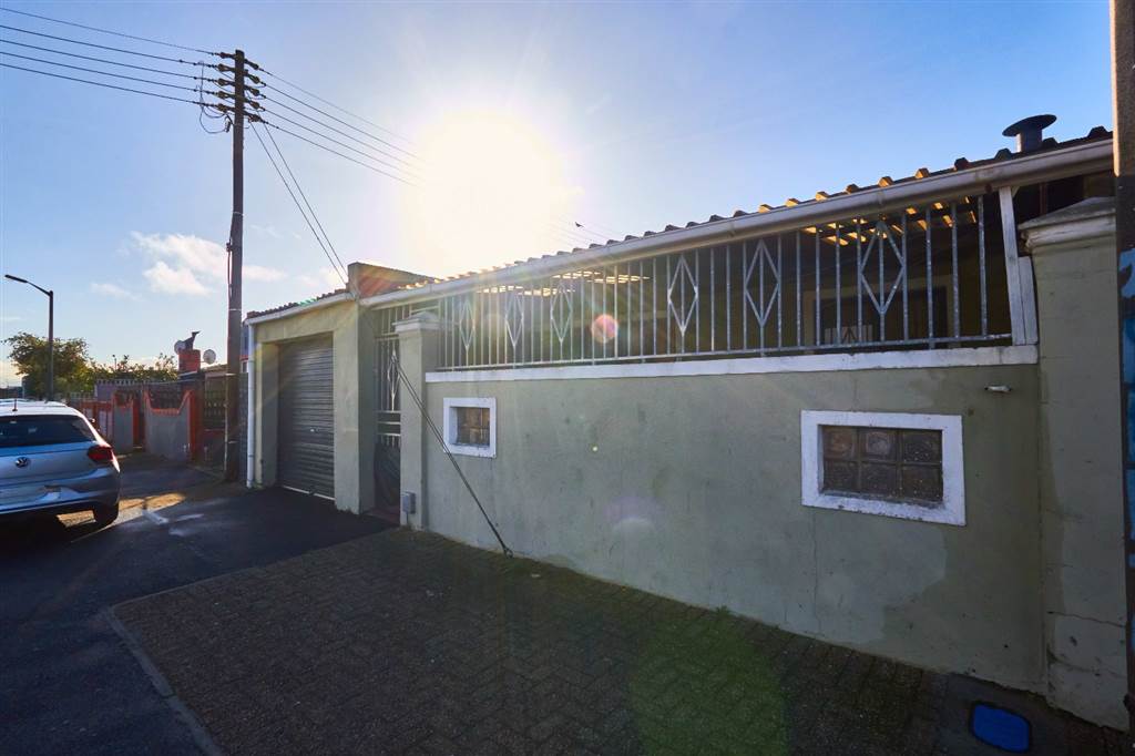 2 Bed House in Manenberg photo number 3