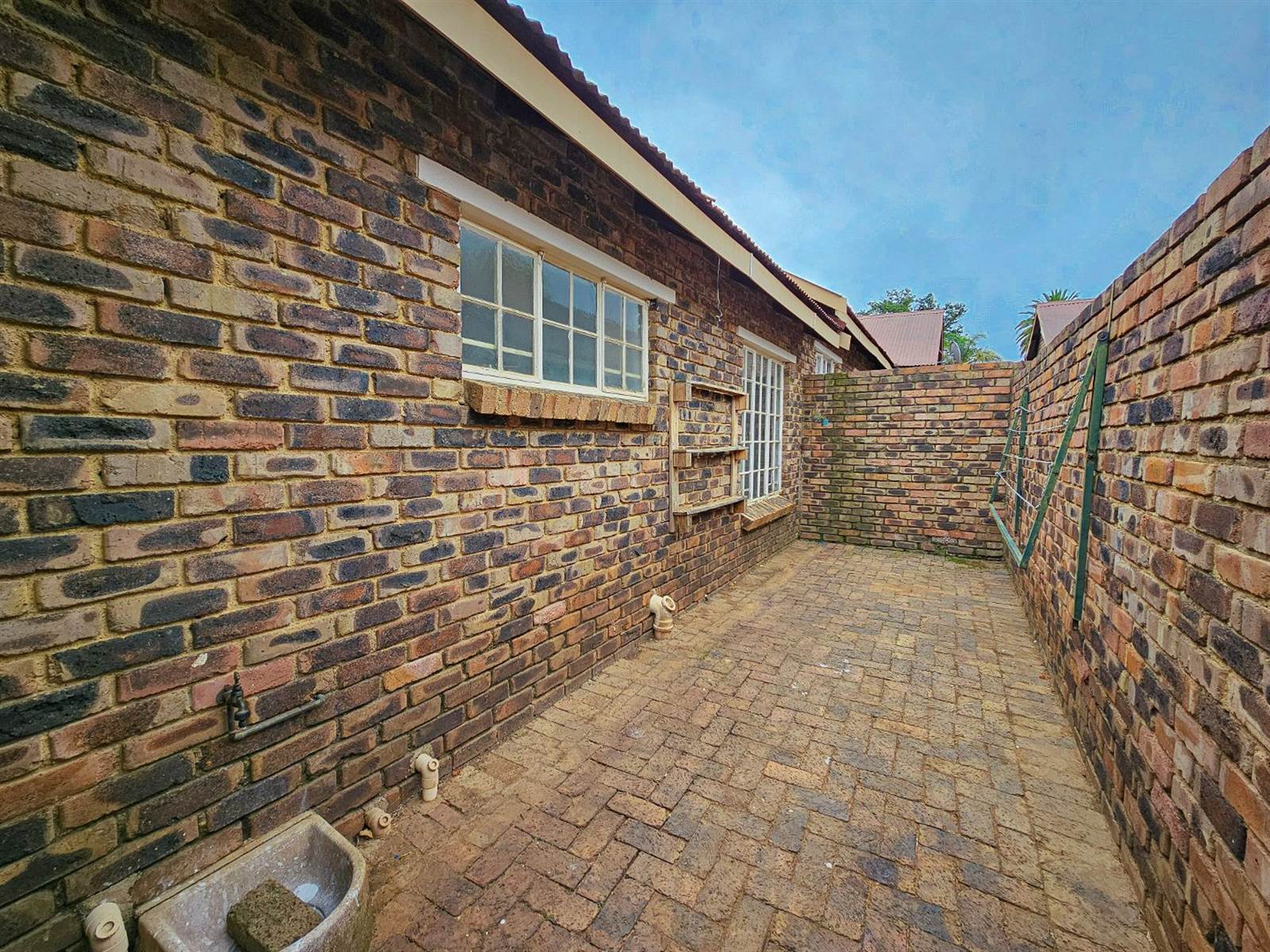 2 Bed Townhouse in Krugersdorp North photo number 13