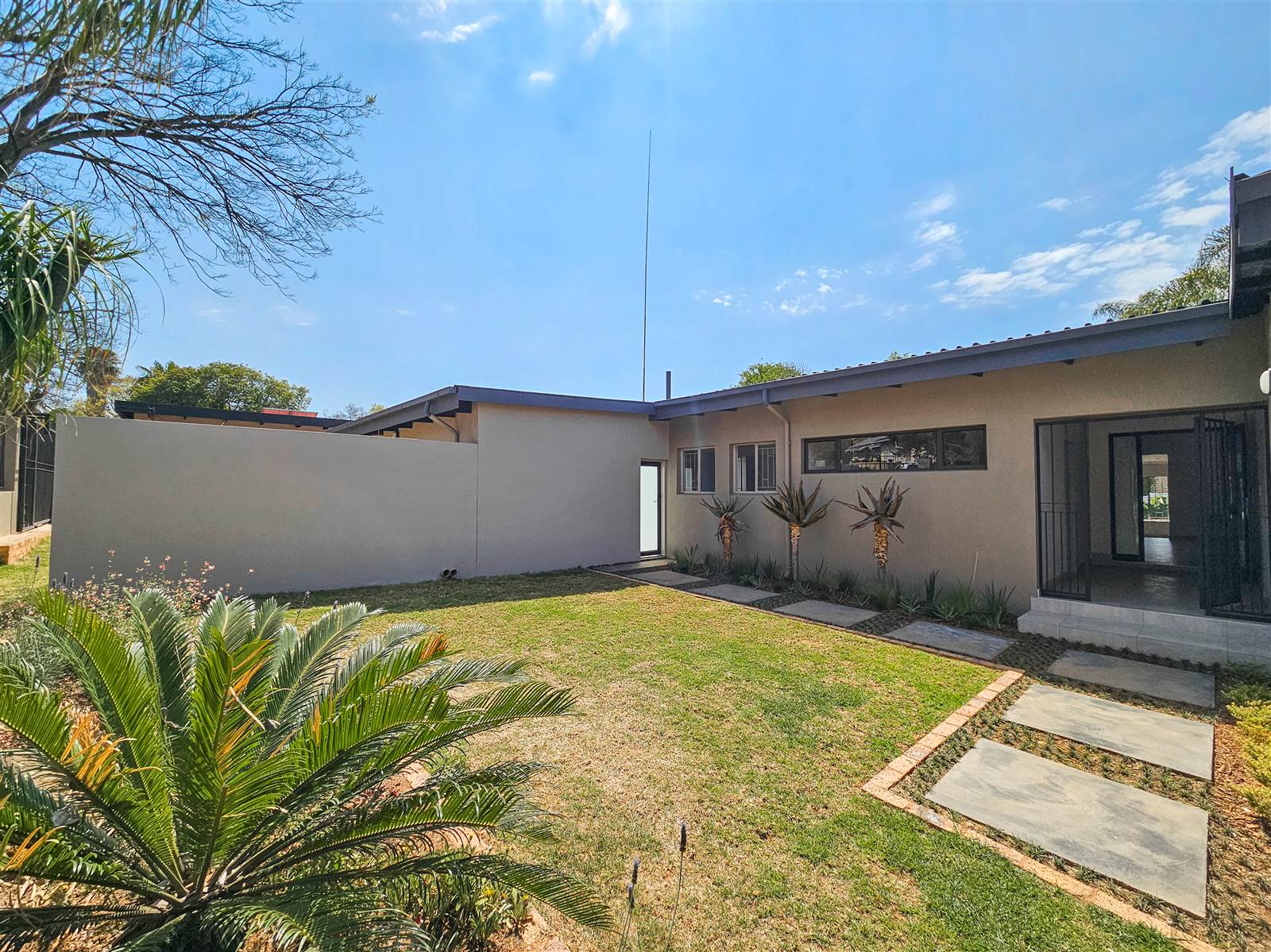 4 Bed House in Garsfontein photo number 4
