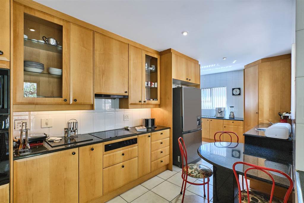 3 Bed Cluster in Parktown photo number 9
