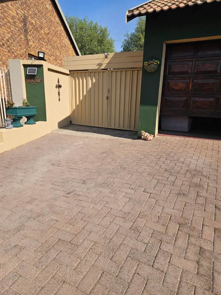 3 Bed Townhouse in Secunda Central photo number 4